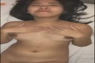 Gadis Cantik Pasrah Goyang Kasur Mantap Crot